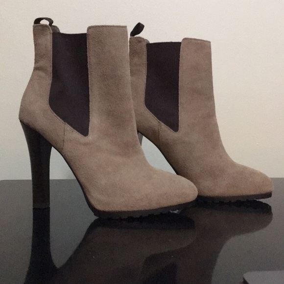 Like New Ralph Lauren Tiara Suede Heel Boots 9.5 - Picture 6 of 7